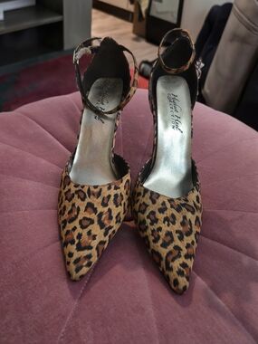 NO LONGER FOR SALE  Retro Heeled Leopard Print Pointed-Toe Ankle Strap Pumps